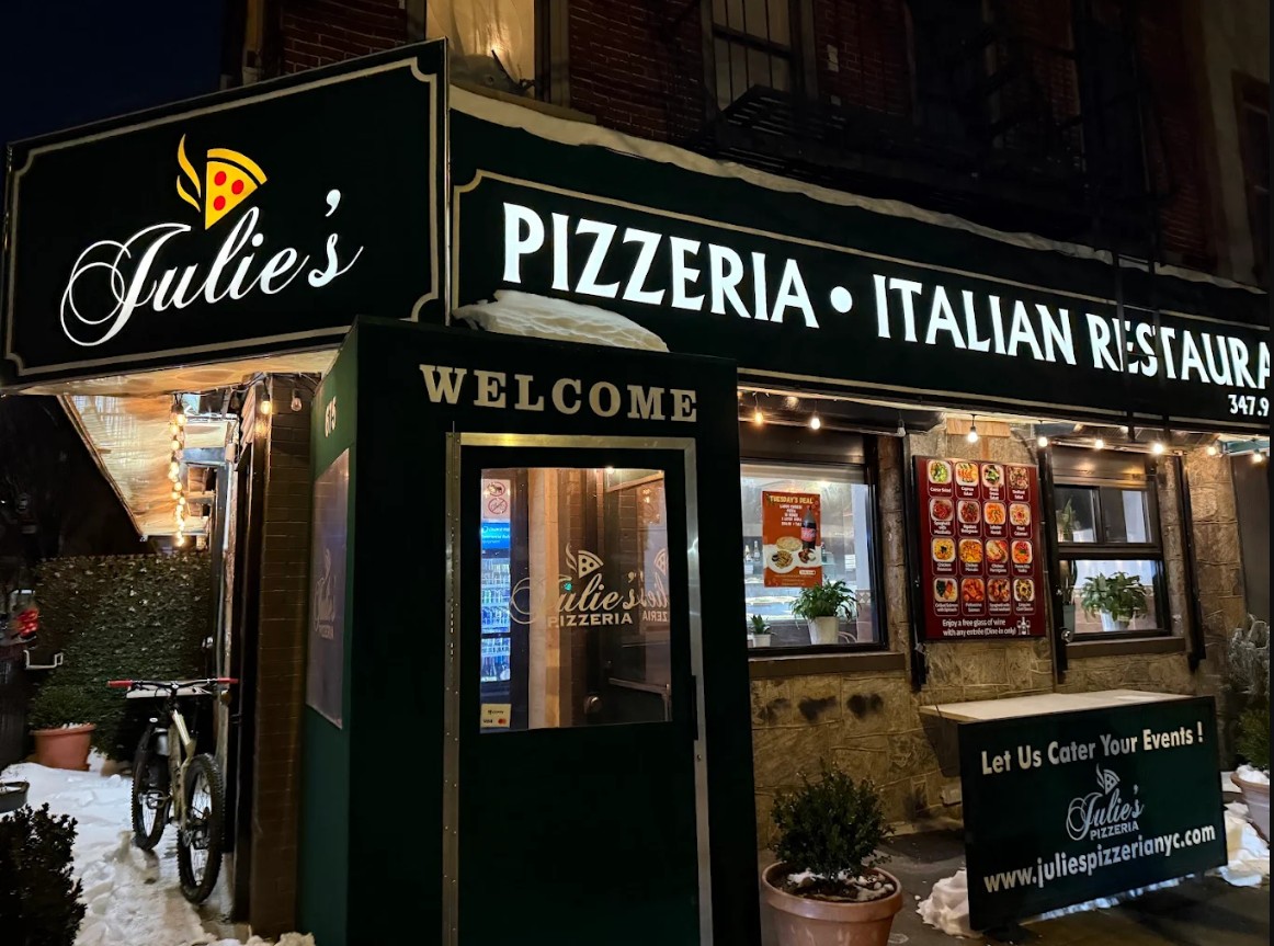 Julie’s Pizzería & Restaurant